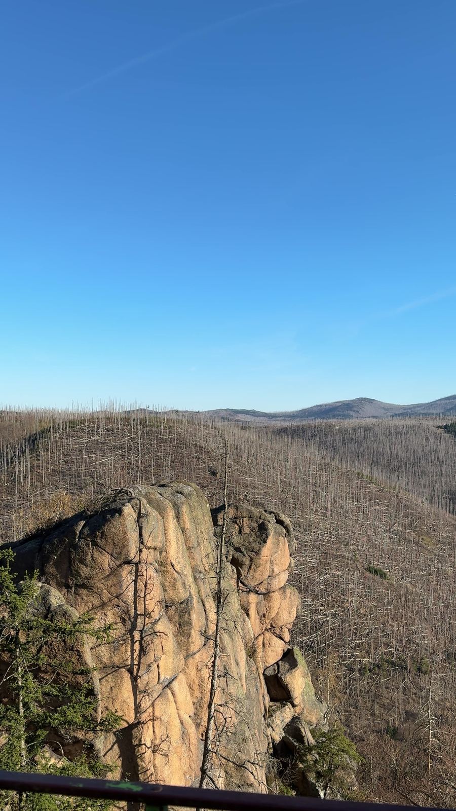 Granitfelsen der Rabenklippen mit Blick über bewaldete Täler