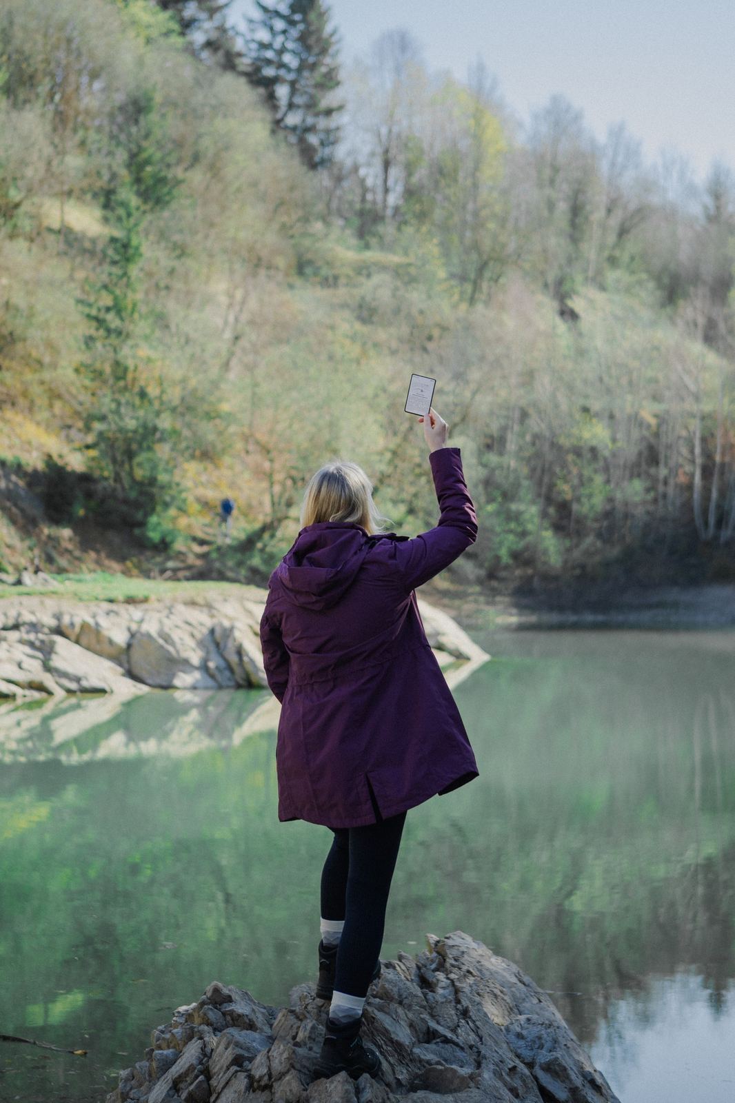 Wanderin mit Wesenbergkarte am Blauen See