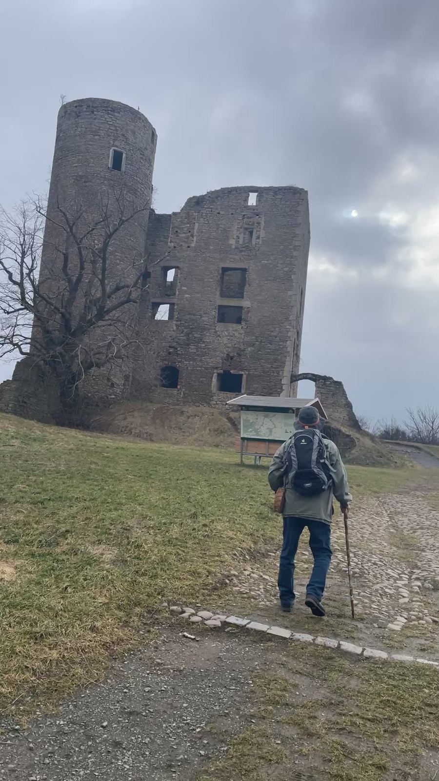 Wanderer vor der Burgruine Arnstein
