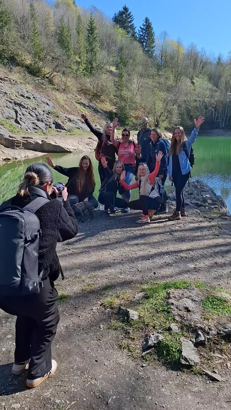 Wandergruppe mit Wesenbergkarten an einem See im Harz